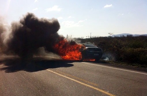 Brumado: Carro é abandonado e incendiado na BR-030 próximo ao aeroporto