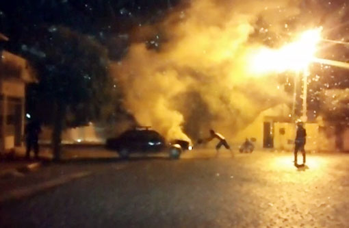 Brumado: Após pane elétrica carro pega fogo no Bairro das Flores