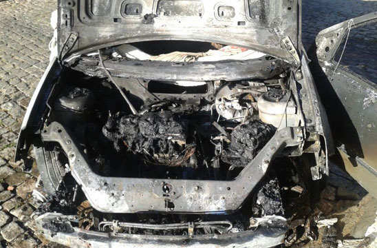 Brumado: Carro pega fogo após pane elétrica