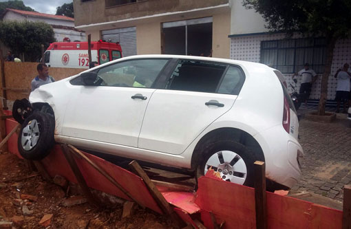 Brumado: mulher invade Praça do Jurema após perder controle da direção de veículo