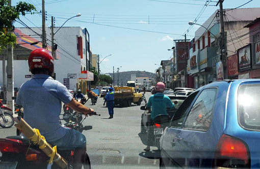 Brumado: Carro quebra no meio da rua e causa congestionamento
