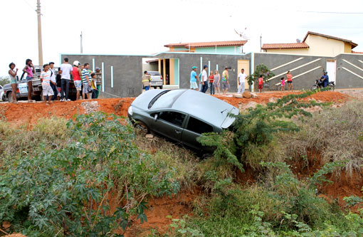 Brumado: Carro fica pendurado em barranco do Riacho do 'Bufão'