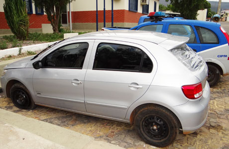 CARRO ROUBADO É ENCONTRADO ABANDONADO EM BRUMADO