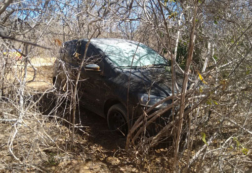 Veículo usado por criminosos em Tremedal foi encontrado pela PM em matagal no Norte de Minas Gerais
