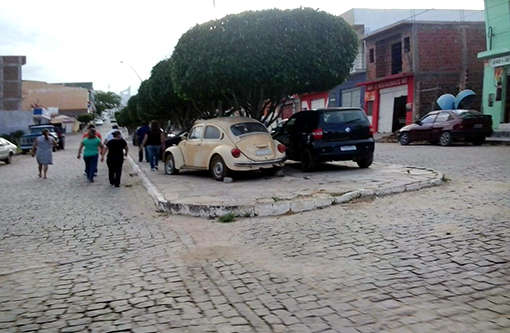 Aracatu: Moradores reclamam de carros estacionados em calçada