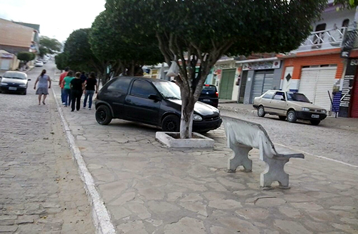 Aracatu: Moradores reclamam de carros estacionados em calçada