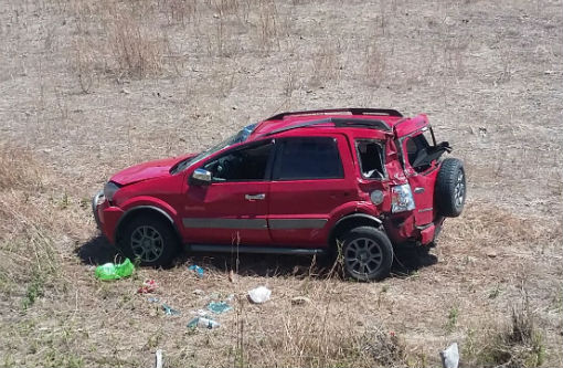 BR-030: Carro que seguia de São Paulo para Ituaçu capotou em uma curva