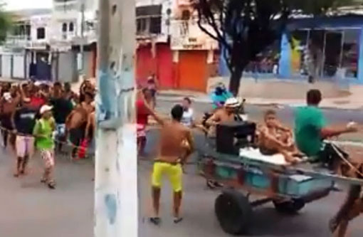 Jovens do Bairro Dr. Juracy fazem o carnaval da 'Carroça Elétrica'