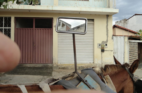 Brumado: Trabalhador inova e instala retrovisor em carroça