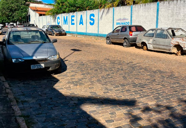 Brumado: Vereador Beto Bonelly solicita retirada dos veículos que estão na rua do Hospital