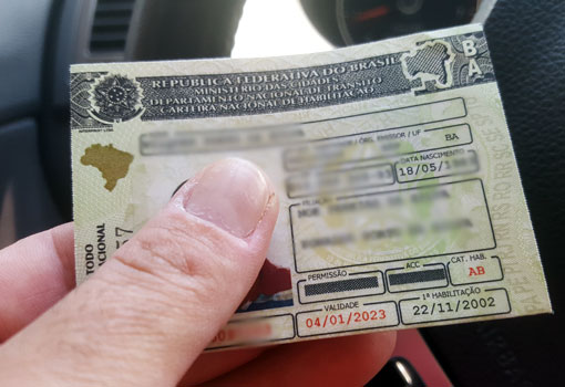 Bahia: mais de 27 mil motoristas que tiveram CNH suspensa; se não quiser apresentar recurso, condutor deve entregar carteira e fazer reciclagem