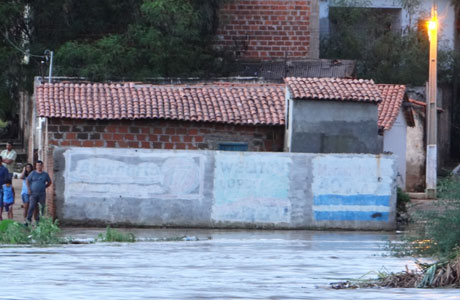 Brumado: Famílias abandonam casas devido enchente do Rio do Antônio