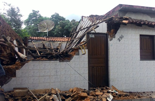 Brumado: Chuvas causam desabamentos de casas no Bairro Dr. Juracy