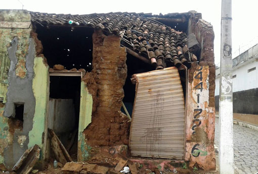 Brumado: apôs chuvas, casa no Bairro São Félix pode desabar; imóvel foi isolado