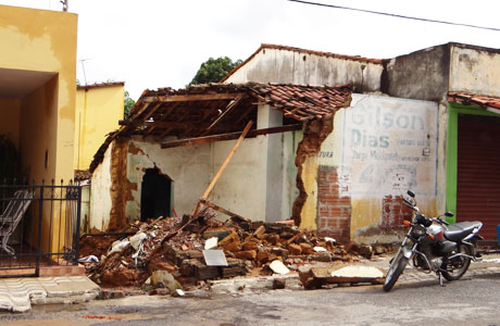 Brumado: Após chuva desta sexta-feira, 20, casa desaba no centro