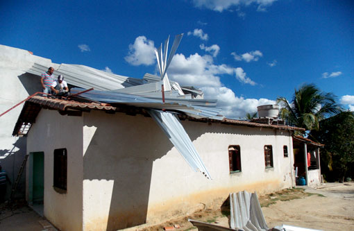 Aracatu: Ventos fortes destelham casas e causam prejuízos