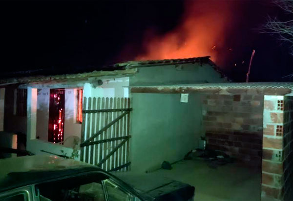 Sudoeste da Bahia: Homem que ateou fogo em casa para matar mulher é preso