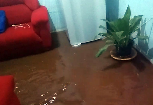 Brumado: águas das chuvas voltam a invadir casa de baiana de acarajé no Bairro Novo Brumado