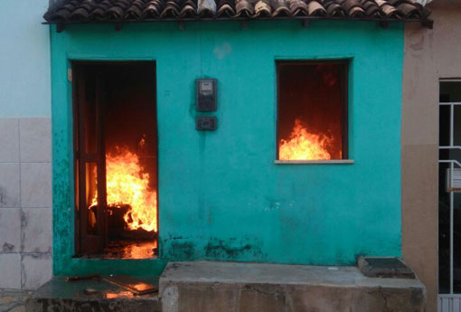 Brumado: Homem ateia fogo em Bíblia e provoca incêndio em casa