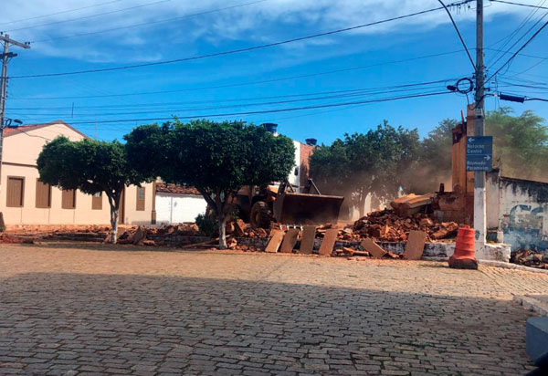 Casarão dos Alcântaras é demolido em Livramento de Nossa Senhora