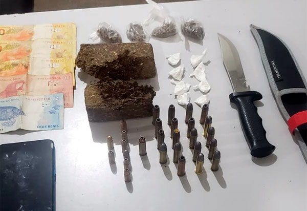 Mulher é detida acusada de tráfico de drogas em Rio de Contas