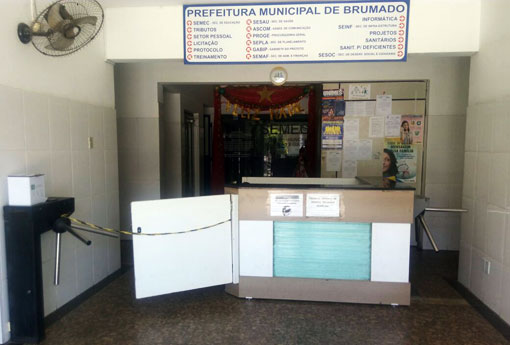 Eduardo Vasconcelos reativa catraca na portaria da Prefeitura de Brumado