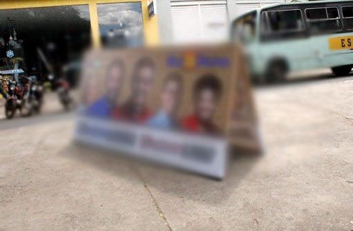 Cavaletes com propaganda eleitoral ocupam calçadas em Brumado