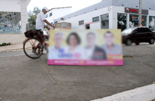 Cavaletes com propaganda eleitoral ocupam calçadas em Brumado