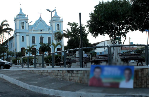 Cavaletes com propaganda eleitoral ocupam calçadas em Brumado