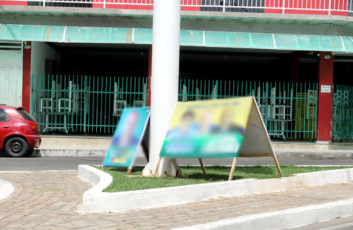 Brumado: Cavaletes de propaganda eleitoral em jardins