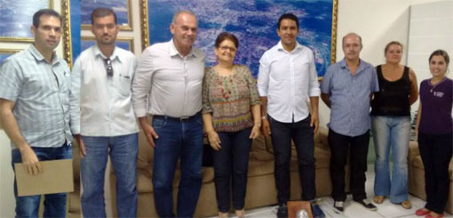 Brumado: CDL em reunião com o prefeito entregou abaixo-assinado que requer solução para o estacionamento de veículos no centro comercial