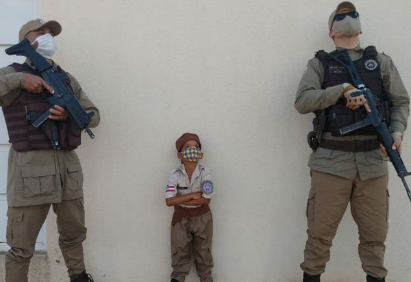 Brumado: Menina portadora do Transtorno do Espectro Autista recebe visita surpresa de policiais