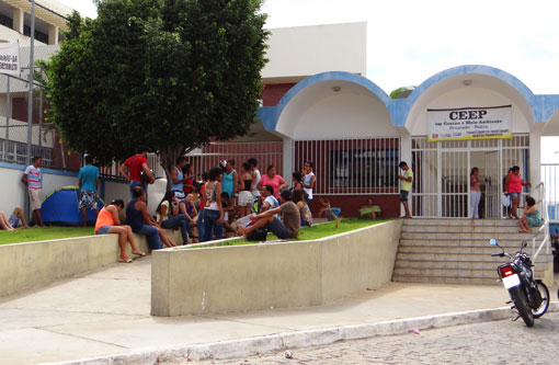 Brumado: Pais e alunos dormem em frente ao Ceep para garantirem vagas no matutino