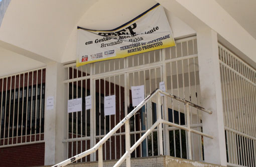 Brumado: Alunos do CEEP ficam sem aula devido paralisação de funcionárias da Locserv