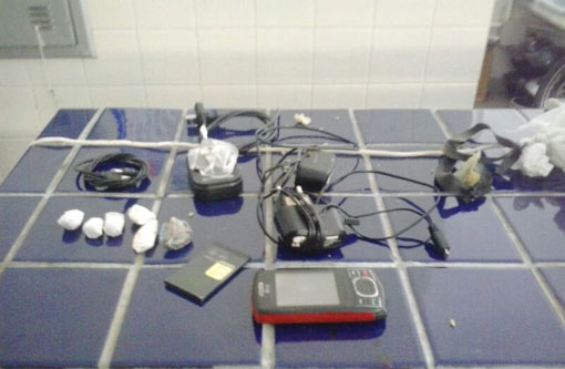 Brumado: Indivíduos jogam objetos no teto da delegacia, polícia consegue recuperar material, mas suspeitos conseguem fugir