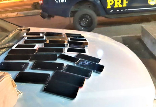 Bahia: PRF prende quarteto e recupera dezenas de celulares furtados
