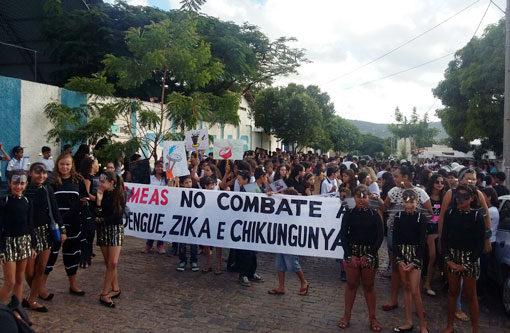 Corpo docente e alunos do CMEAS promoveram passeata de conscientização contra o mosquito Aedes Aegypti