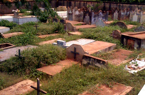 Brumado: Moradores relatam abandono nos cemitérios de Cristalândia