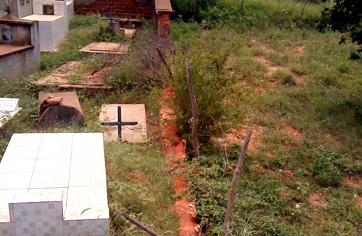 Brumado: Moradores relatam abandono nos cemitérios de Cristalândia