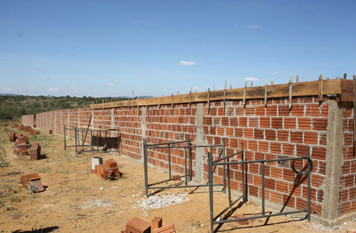 Prefeito Aguiberto visita obras do novo Cemitério da Vila Presidente Vargas; previsão de entrega é para o mês de junho