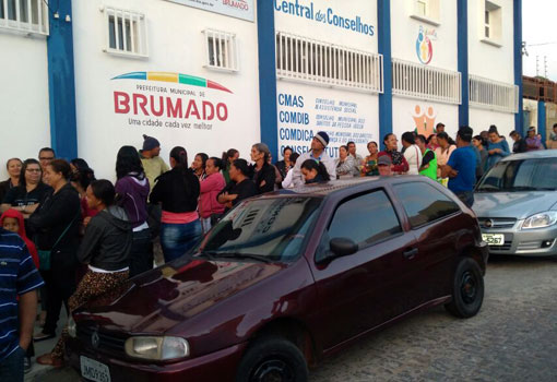 Artista plástico ironiza problemas na Central de Regulação e Marcação de Brumado