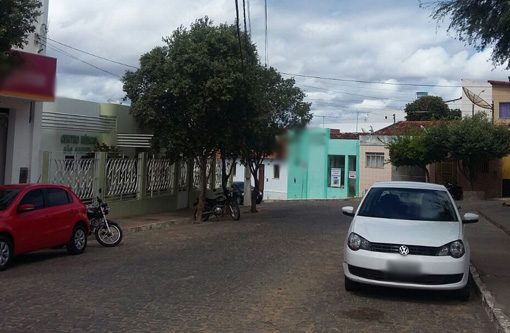 Brumado: indivíduo tenta arrombar centro médico, mas alarme dispara e ele foge