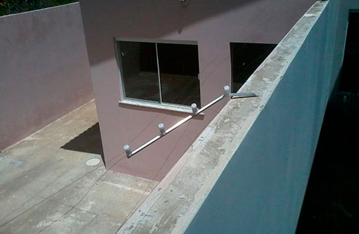 Brumado: Bandidos cortam cerca elétrica e invadem residência; menor dormia no imóvel durante o roubo