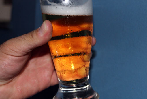 Estudo revela que beber cerveja diariamente traz benefícios à saúde