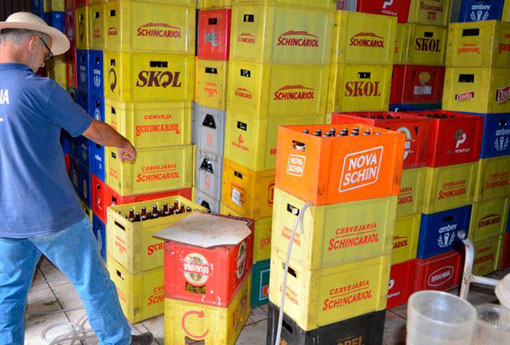 Empresária e funcionário são presos suspeitos de adulterar rótulos de cervejas e revender os produtos em Luís Eduardo Magalhães