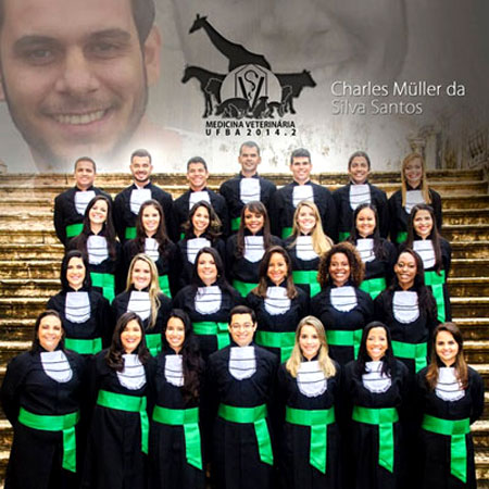 Em homenagem a Charles Müller, formandos incluem sua foto em convite de formatura 