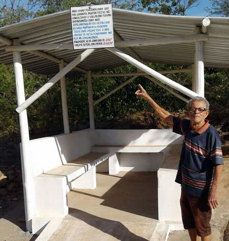 Brumadense constrói com recursos próprios ponto de ônibus na zona rural