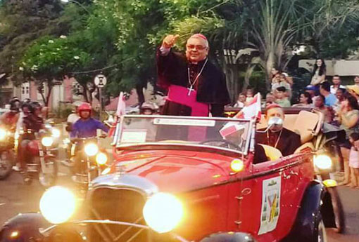Monsenhor Carvalho é acolhido na chegada à Diocese, em Caetité