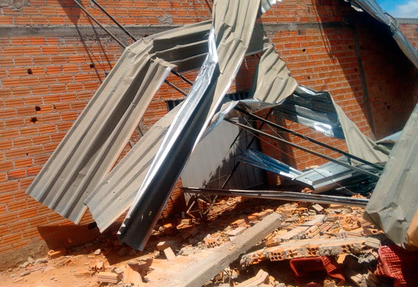 Chuva acompanhada de ventos causou estragos na zona rural de Dom Basílio 
