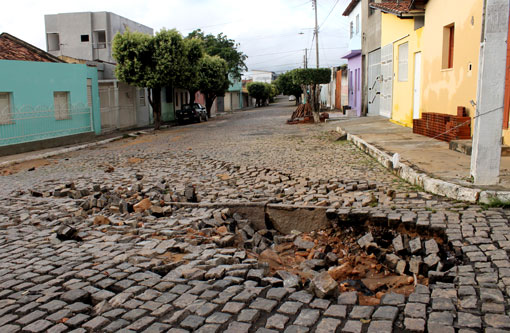Brumado: Chuva durante a noite deixa muitas ruas esburacadas